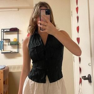 the black fitted button up vest